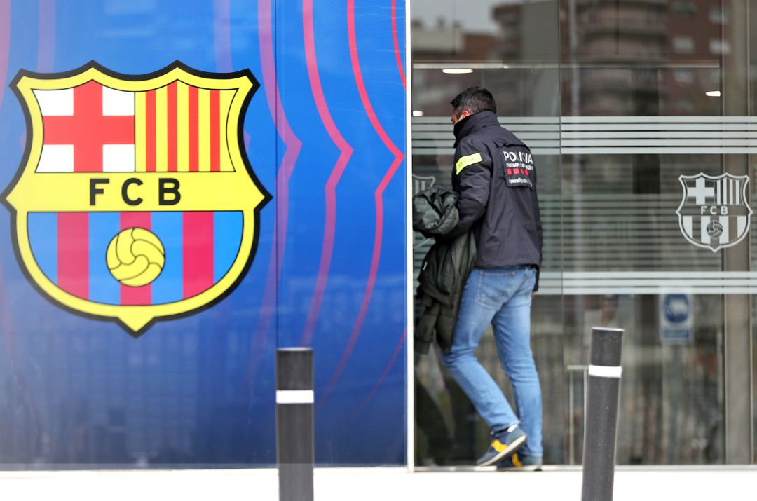Un agente de los Mossos entra en las oficinas del club culé Un agente de los Mossos entra en las oficinas del club culé