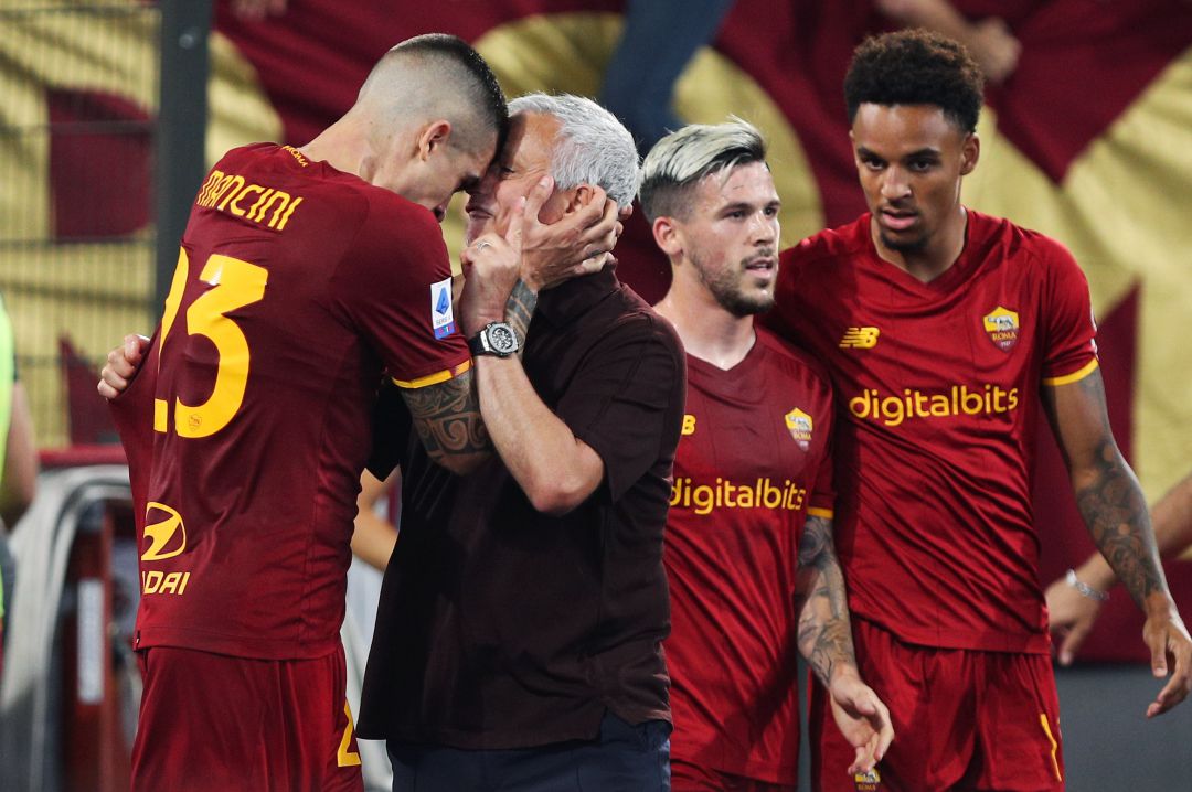 José Mourinho con algunos de sus jugadores tras el gol José Mourinho con algunos de sus jugadores tras el gol