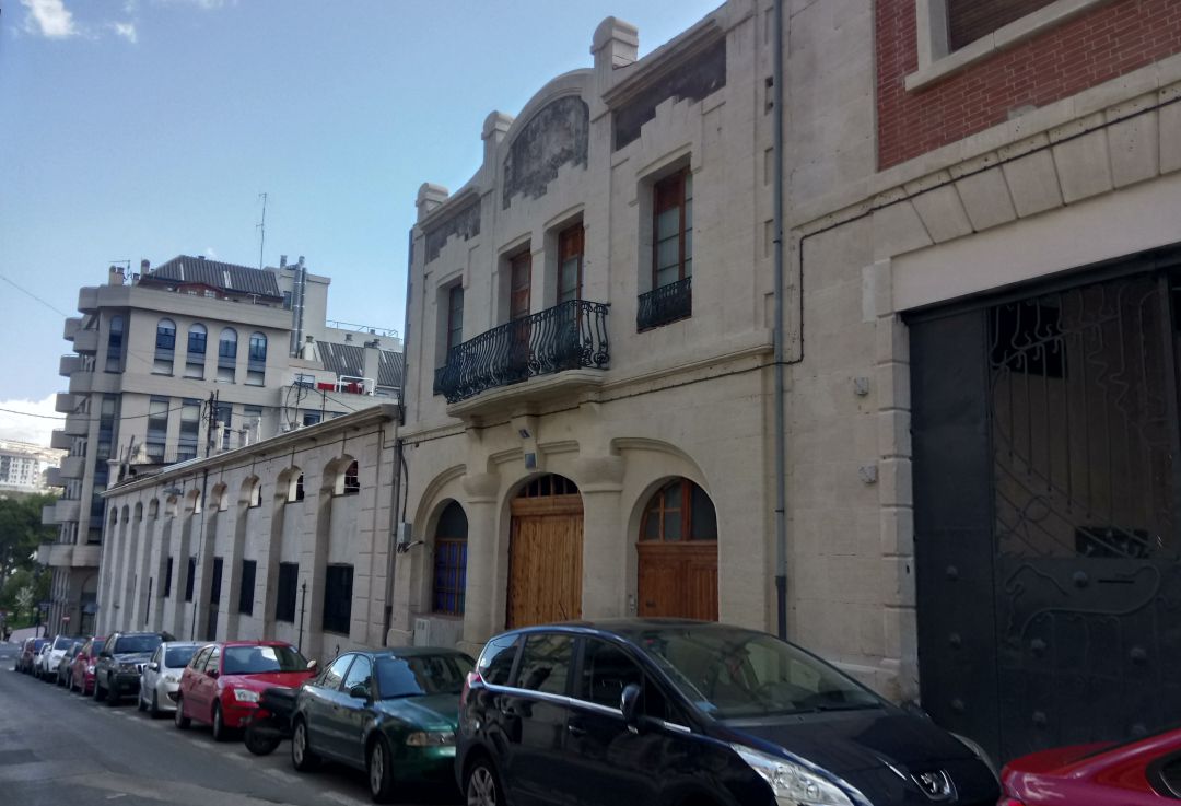 Retirarán el amianto situado en las cubiertas y medianeras de la antigua fundición de Rodes. Retirarán el amianto situado en las cubiertas y medianeras de la antigua fundición de Rodes.