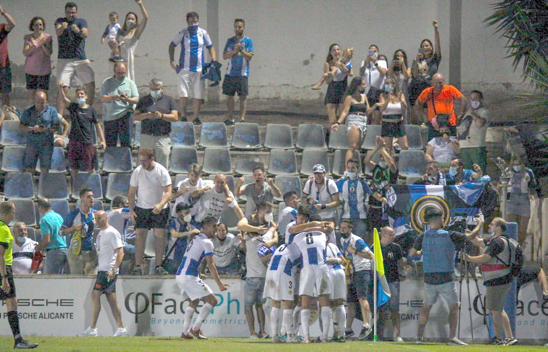 Los jugadores celebran el gol de Chuli con los aficionados Los jugadores celebran el gol de Chuli con los aficionados
