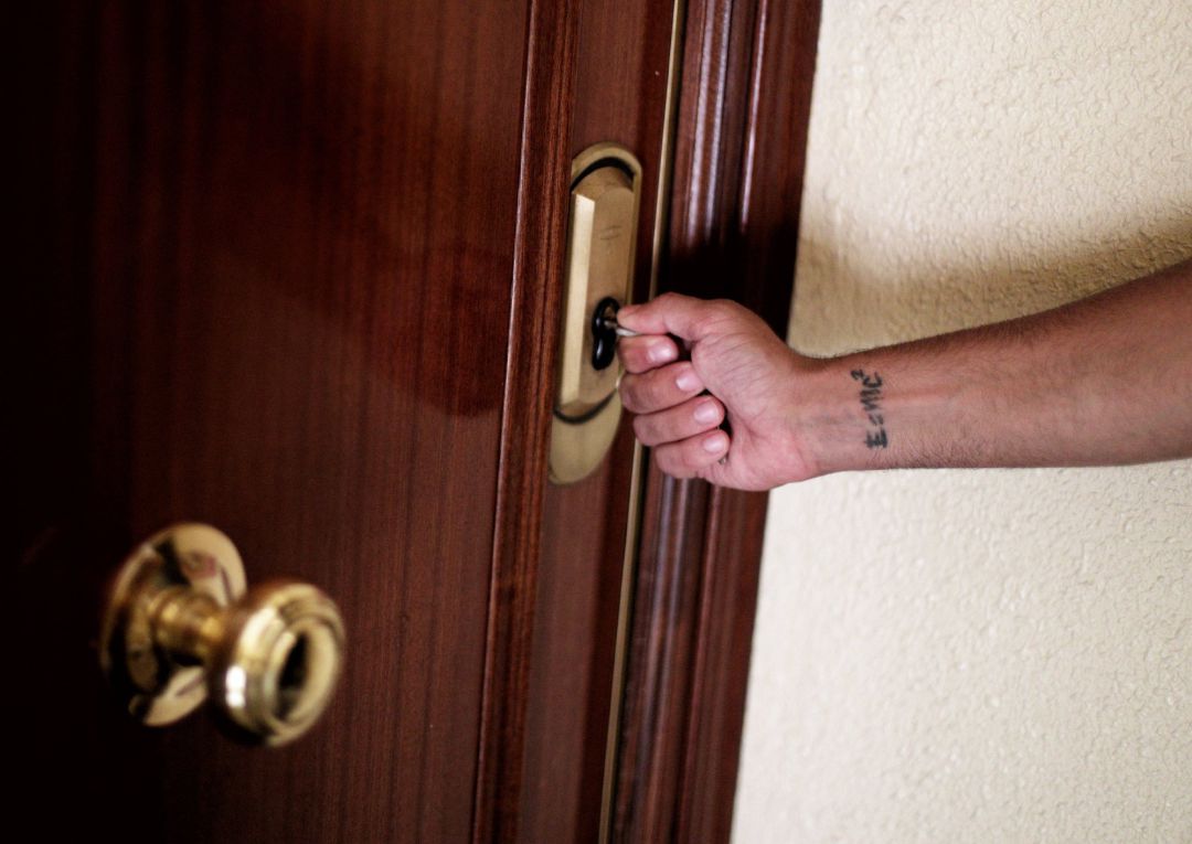 Archivo - Un hombre introduce una llave en la cerradura de la puerta de una vivienda. Archivo - Un hombre introduce una llave en la cerradura de la puerta de una vivienda.