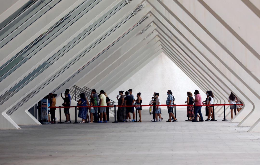 Largas colas en el punto de vacunación de la Ciudad de las Artes y las Ciencias de Valencia Largas colas en el punto de vacunación de la Ciudad de las Artes y las Ciencias de Valencia