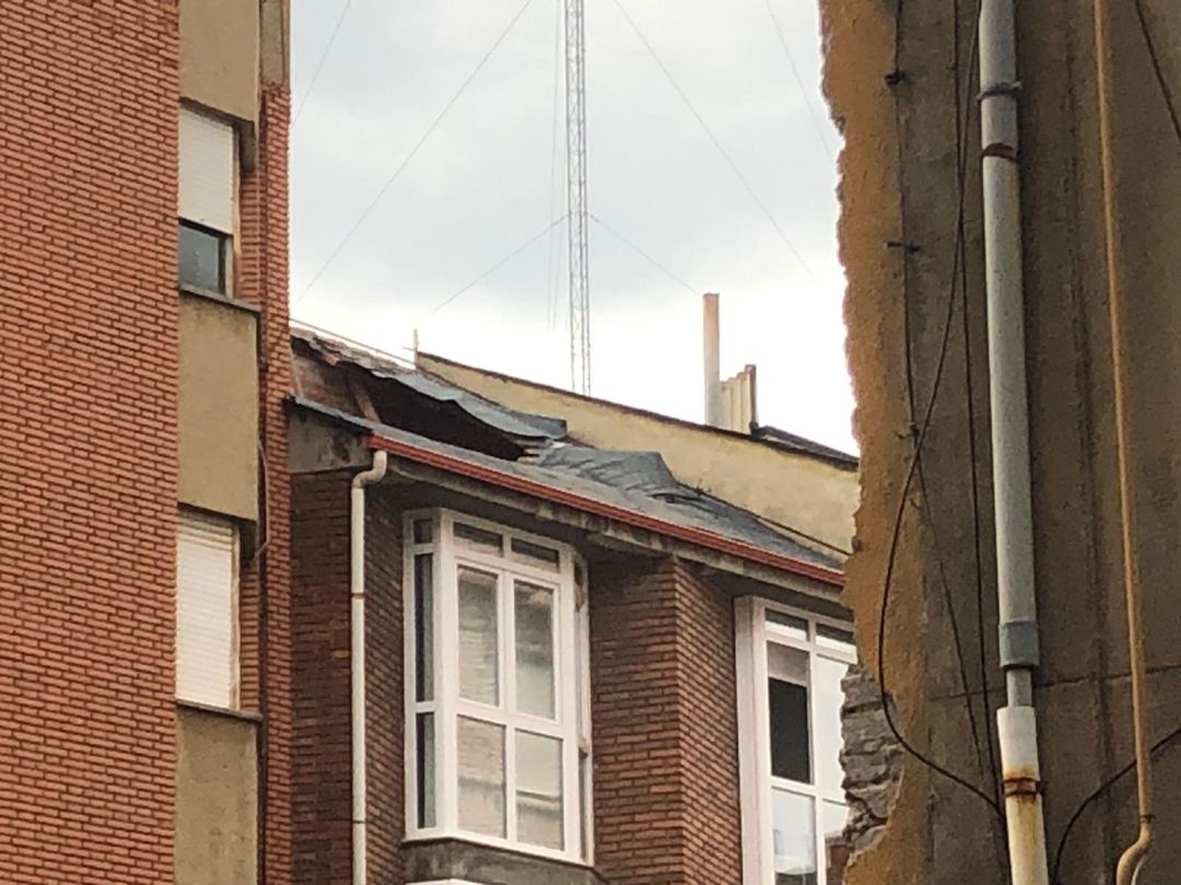 El tejado colapsó y los vecinos han sido desalojados El tejado colapsó y los vecinos han sido desalojados