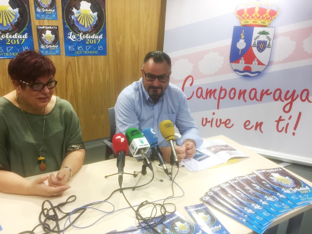 La concejala Amparo Valtuille y el alcalde, Eduardo Morán, en la presentación de unas fuestas anteriores La concejala Amparo Valtuille y el alcalde, Eduardo Morán, en la presentación de unas fuestas anteriores