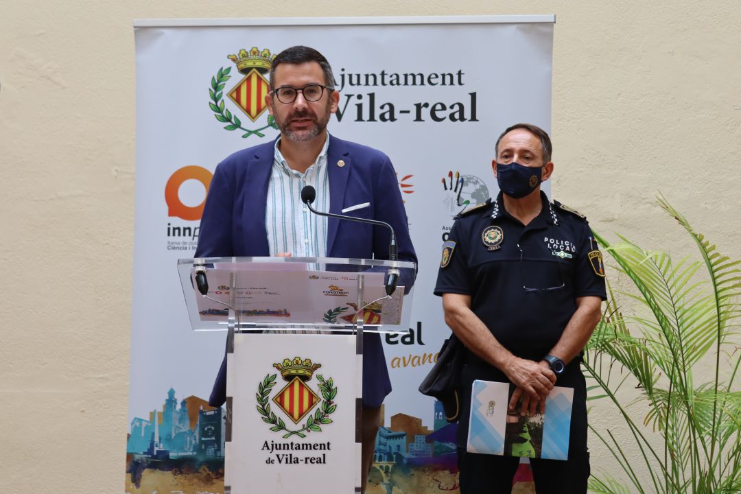 El concejal de Fiestas, Diego Vila, y el comisario principal jefe de la Policía Local, José Ramón Nieto. El concejal de Fiestas, Diego Vila, y el comisario principal jefe de la Policía Local, José Ramón Nieto.