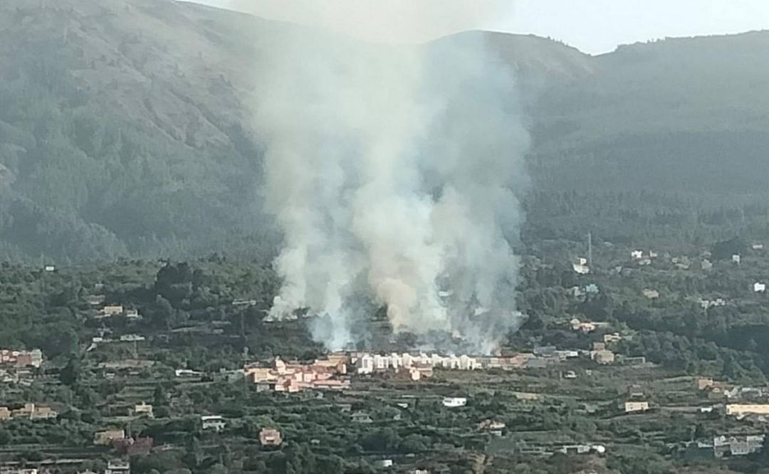 El incendio obligó a desalojar varias viviendas en la zona. El incendio obligó a desalojar varias viviendas en la zona.