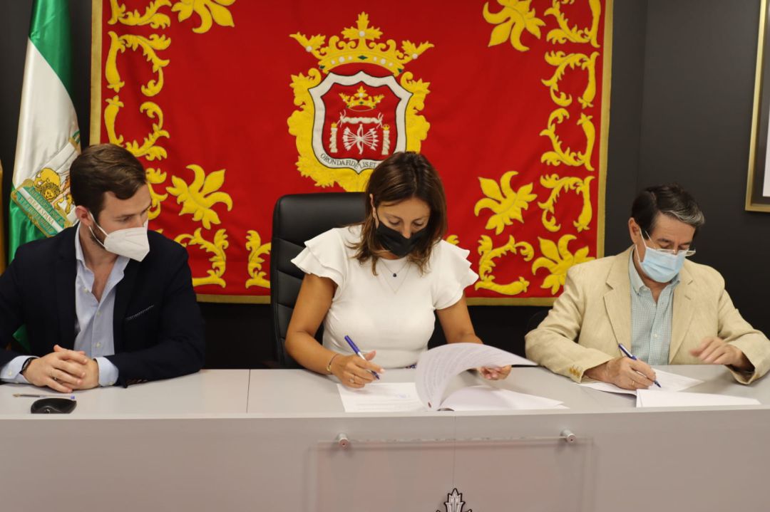 Momento de la firma del convenio entre Apymer y el Consistorio Momento de la firma del convenio entre Apymer y el Consistorio