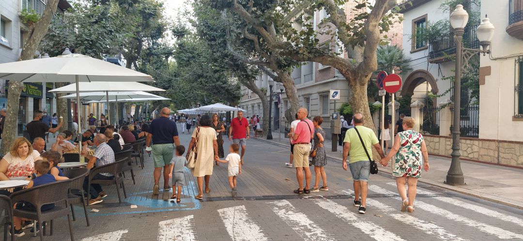 Imagen de personas pasenado por la calle Marqués de Campo, en Dénia, en agosto de 2021. Imagen de personas pasenado por la calle Marqués de Campo, en Dénia, en agosto de 2021.