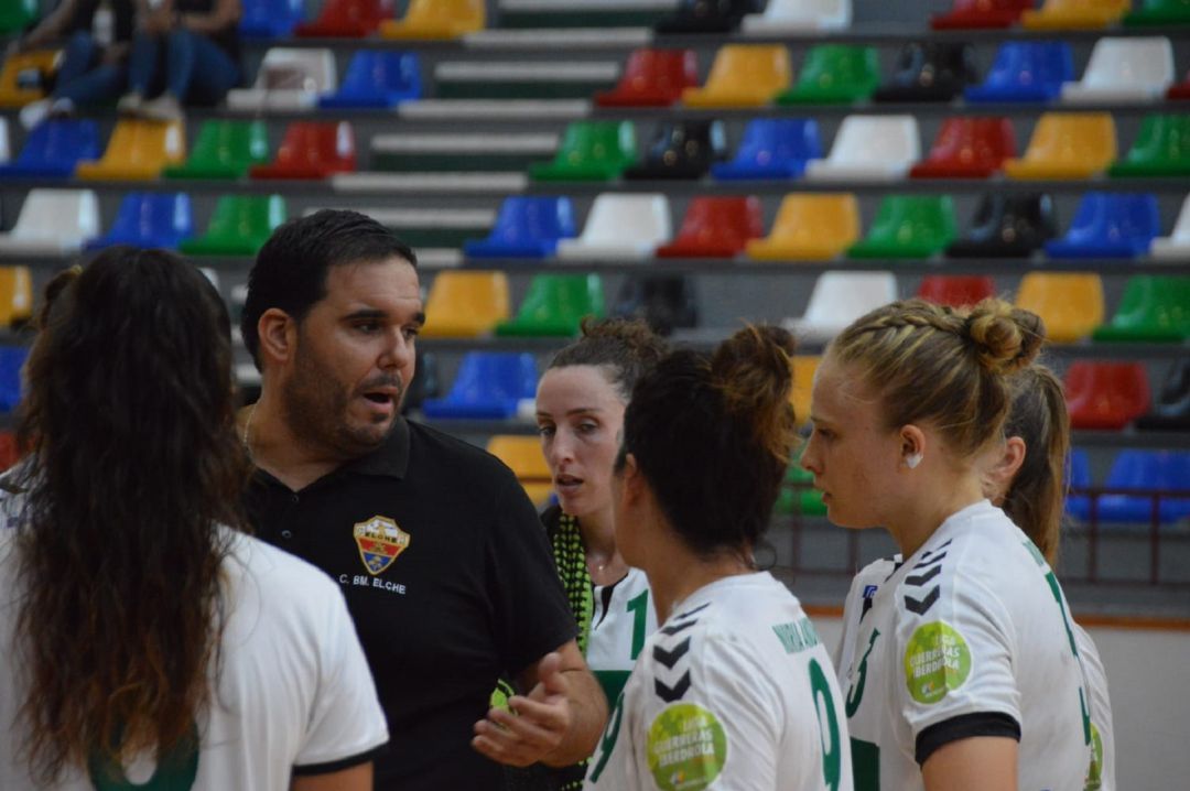 Joaquín Rocamora con sus jugadoras durante un tiempo muerto Joaquín Rocamora con sus jugadoras durante un tiempo muerto