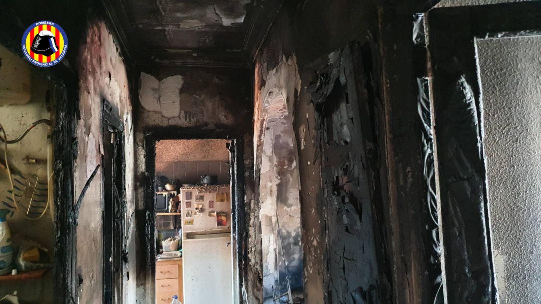 Vivienda destrozada por un incendio en Gandia Vivienda destrozada por un incendio en Gandia