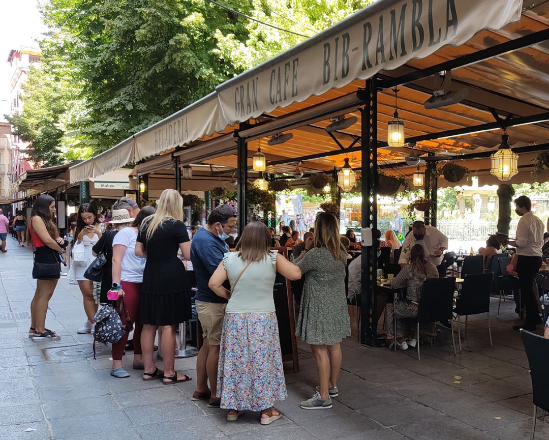 Colas de espera para comer en las terrazas del centro de Granada, este mes de septiembre Colas de espera para comer en las terrazas del centro de Granada, este mes de septiembre