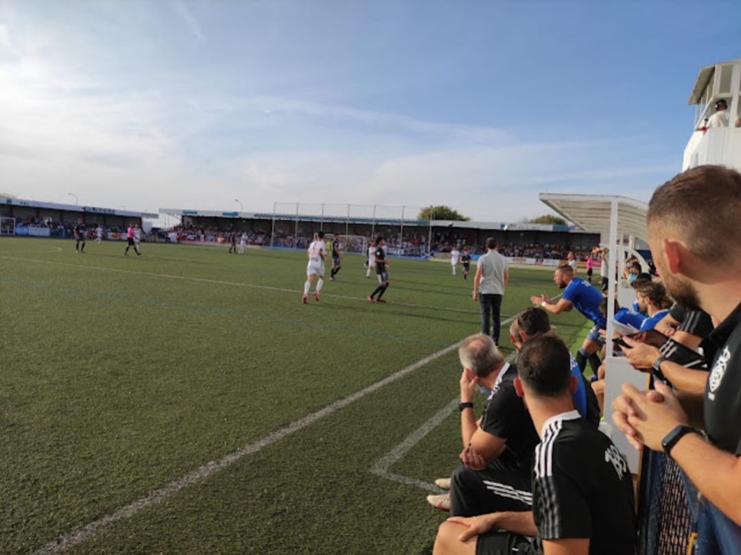 Un lance del partido en Los Palacios. Un lance del partido en Los Palacios.