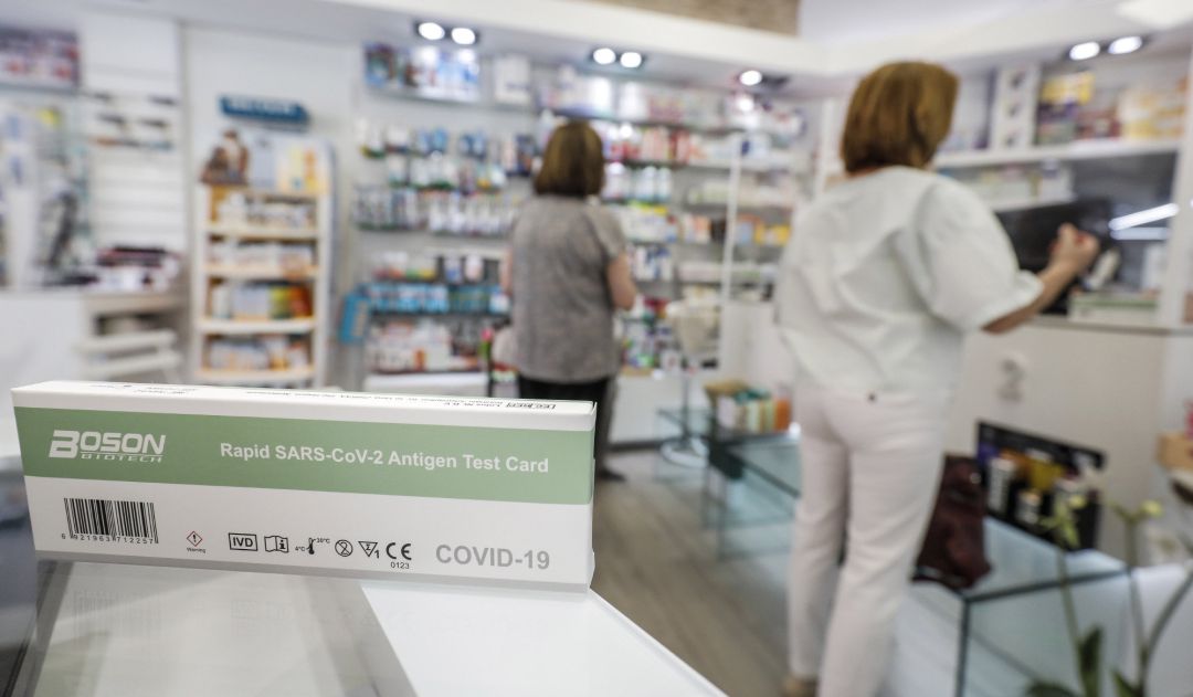 Una caja con test de antígenos contra la COVID-19 en una farmacia. Una caja con test de antígenos contra la COVID-19 en una farmacia.