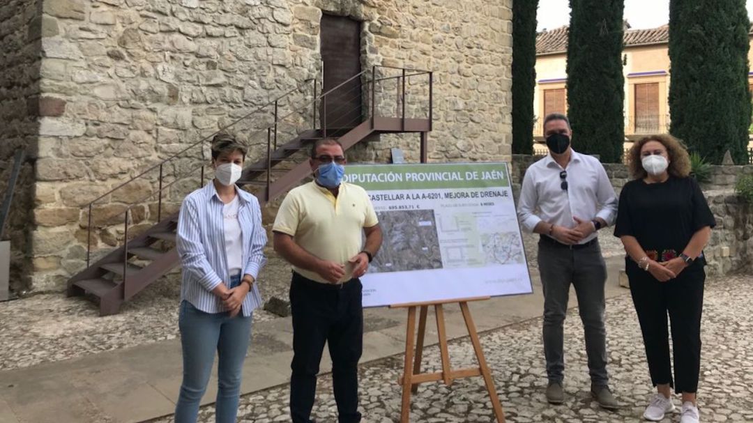 El diputado de Infraestructuras Municipales, José Castro, y el alcalde de Castellar, Pedro García, acompañados de concejalas del municipio. El diputado de Infraestructuras Municipales, José Castro, y el alcalde de Castellar, Pedro García, acompañados de concejalas del municipio.