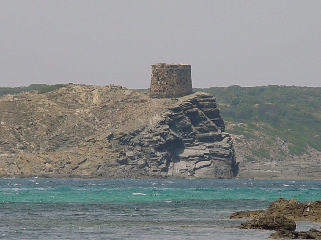 Es vol evitar que continui la degradació d'aquesta torre de defensa del període britànic. Es vol evitar que continui la degradació d'aquesta torre de defensa del període britànic.