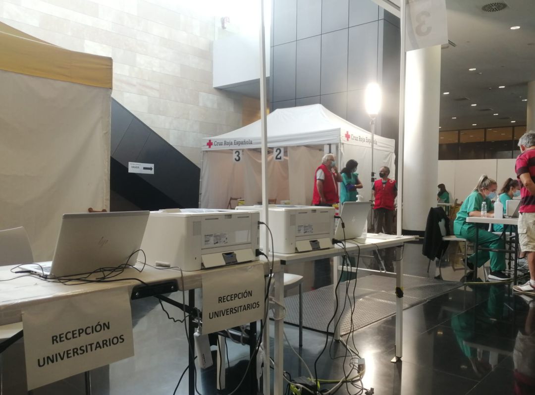 Fila rápida de vacunación para universitarios en Riojaforum. Fila rápida de vacunación para universitarios en Riojaforum.