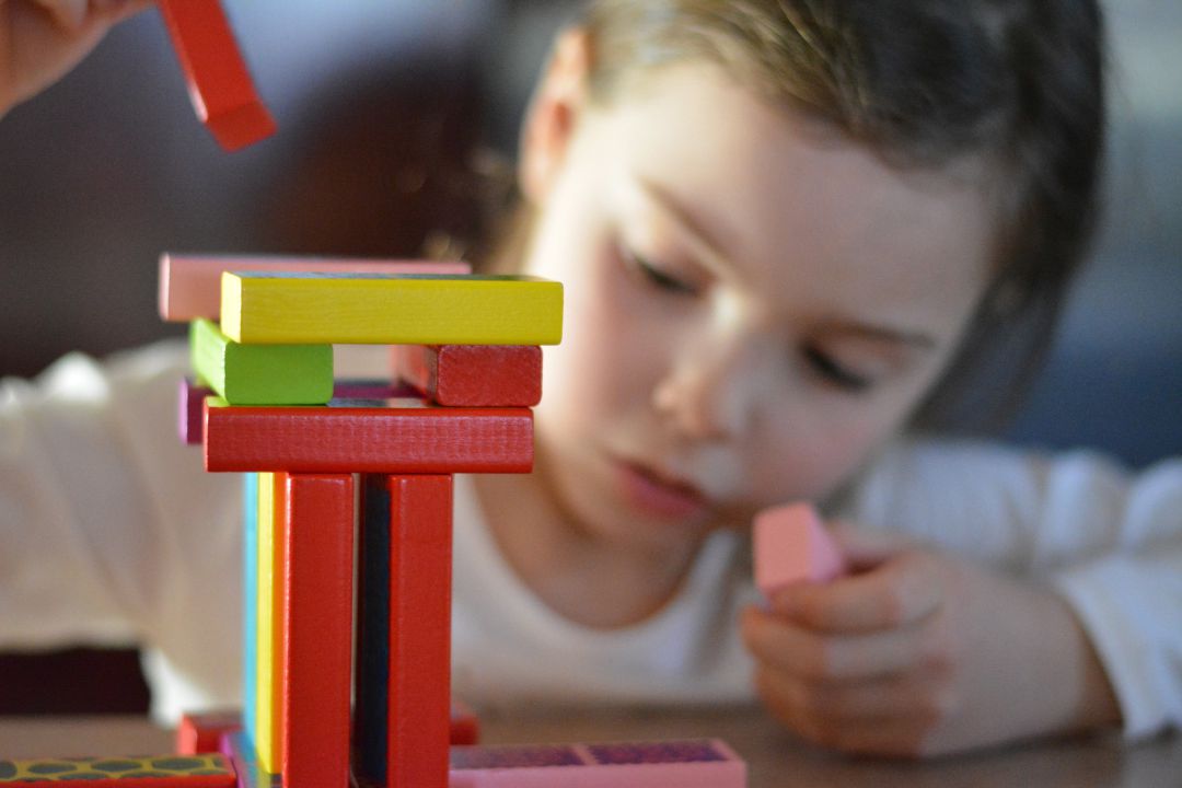 Una niña jugando Una niña jugando
