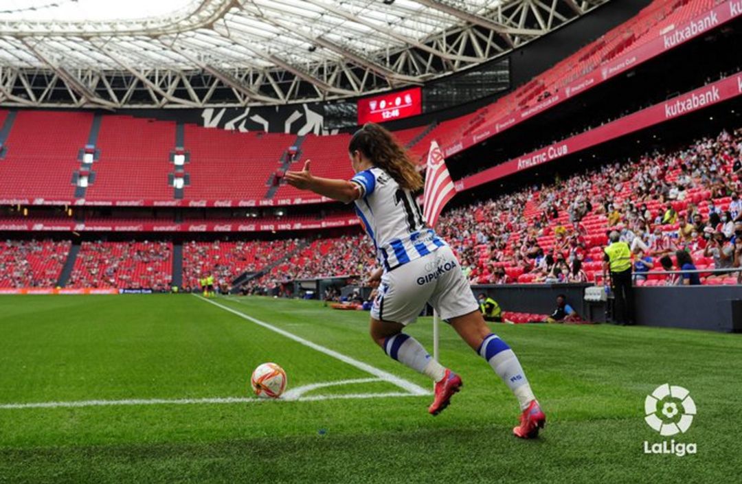 Nerea Eizagirre saca el córner que luego supuso el gol del triunfo txuri-urdin Nerea Eizagirre saca el córner que luego supuso el gol del triunfo txuri-urdin