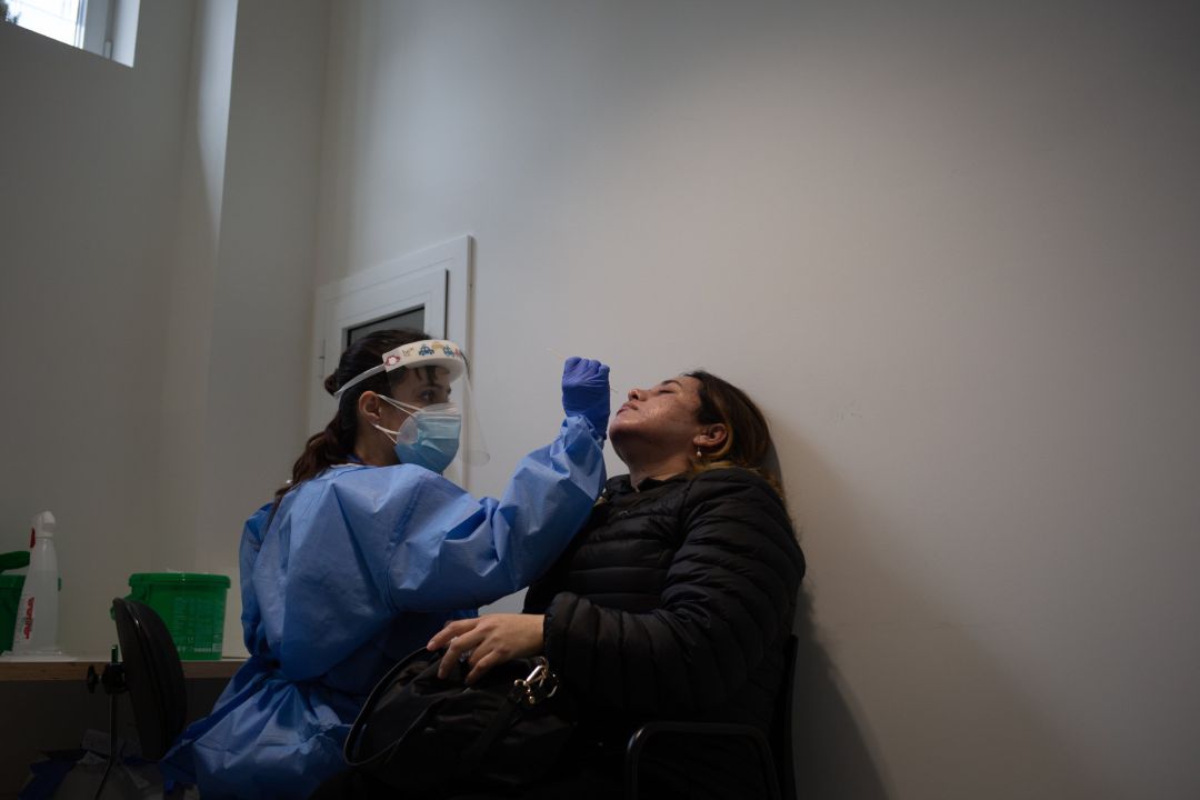 Archivo - Una mujer se somete a una prueba PCR. Archivo - Una mujer se somete a una prueba PCR.