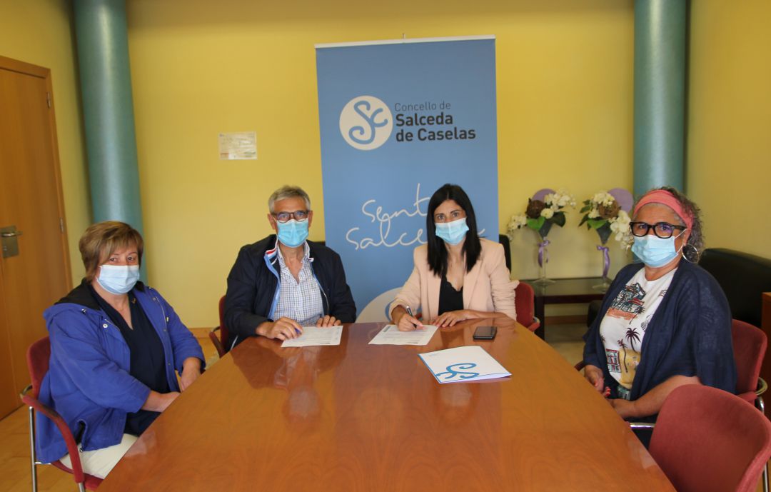La alcaldesa de Salceda, Verónica Tourón, y la concejala Gela Ledo (derecha), junto a representantes de Sociser Galicia. La alcaldesa de Salceda, Verónica Tourón, y la concejala Gela Ledo (derecha), junto a representantes de Sociser Galicia.