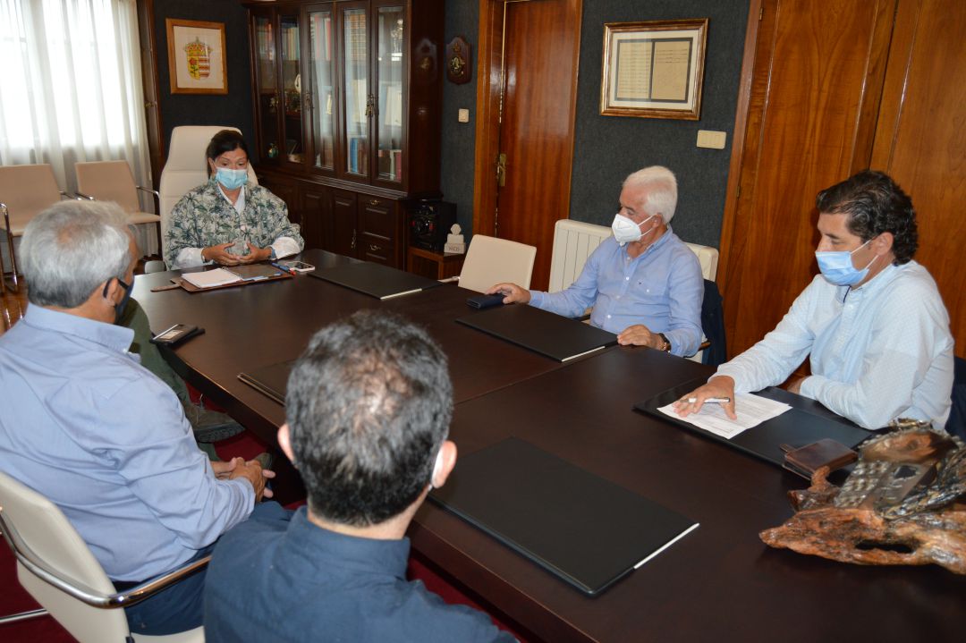 La alcaldesa en una reunión La alcaldesa en una reunión