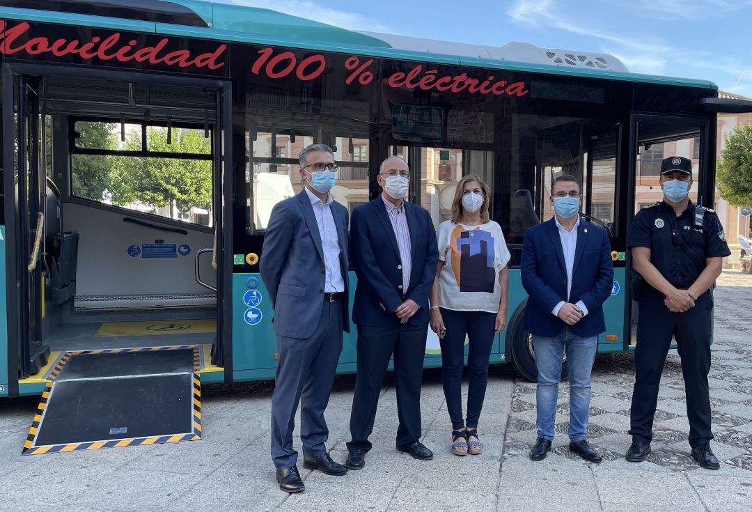 Se pretende unir la ciudad con el Santuario de la Virgen de la Cabeza a través de un autobús eléctrico. Se pretende unir la ciudad con el Santuario de la Virgen de la Cabeza a través de un autobús eléctrico.