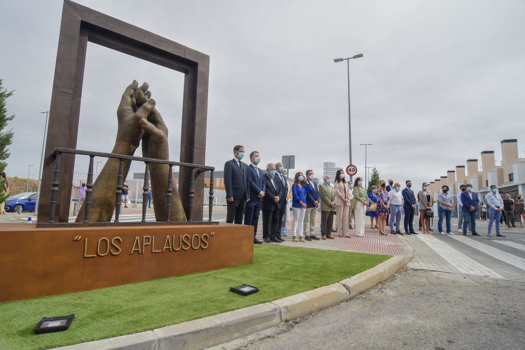 Inauguración de la escultura "Los aplausos" en Torrejón de Ardoz Inauguración de la escultura "Los aplausos" en Torrejón de Ardoz