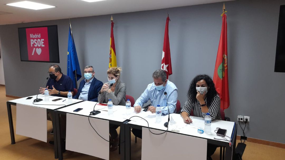 La portavoz socialista en la Asamblea de Madrid, Hanna Jalloul, junto con alcaldes de la región y miembros de la gestora del PSOE-M. La portavoz socialista en la Asamblea de Madrid, Hanna Jalloul, junto con alcaldes de la región y miembros de la gestora del PSOE-M.