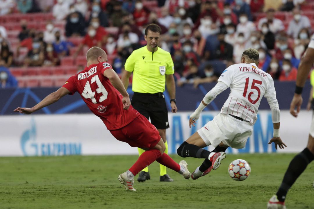 El delantero marroquí del Sevilla, Youssef En-Nesyri (d), disputa un balón con Rasmus Nissen Kristensen (i), defensa danés del RB Salzburgo El delantero marroquí del Sevilla, Youssef En-Nesyri (d), disputa un balón con Rasmus Nissen Kristensen (i), defensa danés del RB Salzburgo