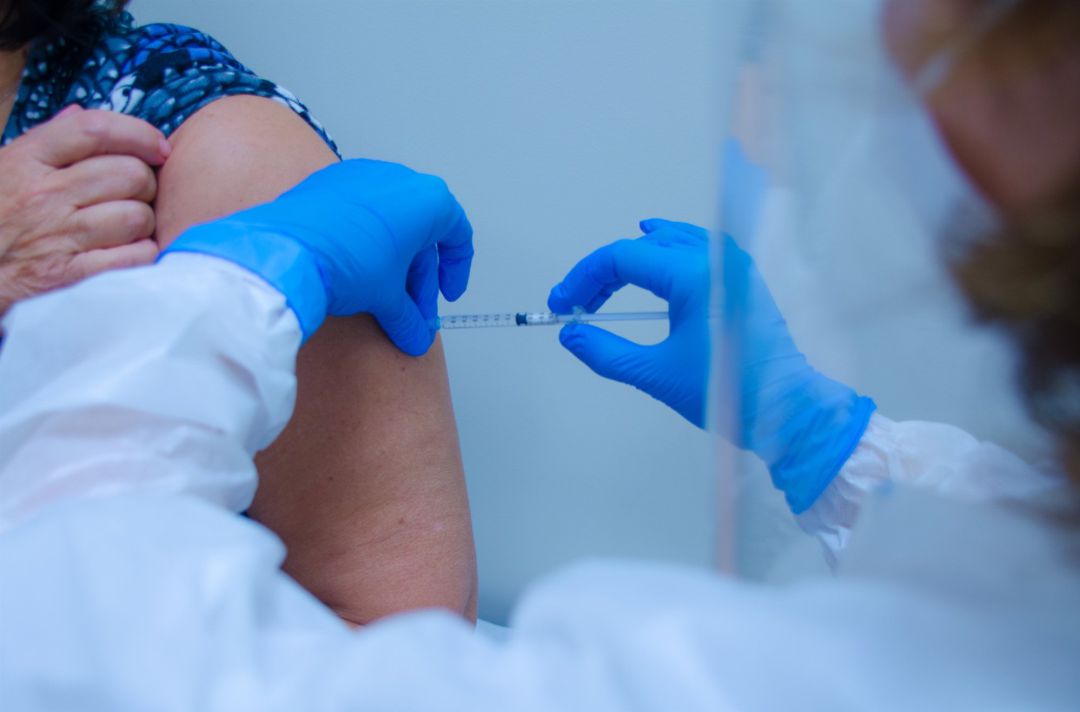 Profesional sanitaria vacuna a una mujer contra la Covid-19 Profesional sanitaria vacuna a una mujer contra la Covid-19