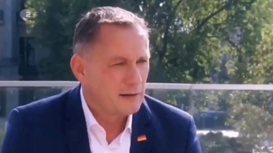 Tino Chrupalla, candidato de la formación ultra Alternativa por Alemania, en plena entrevista Tino Chrupalla, candidato de la formación ultra Alternativa por Alemania, en plena entrevista