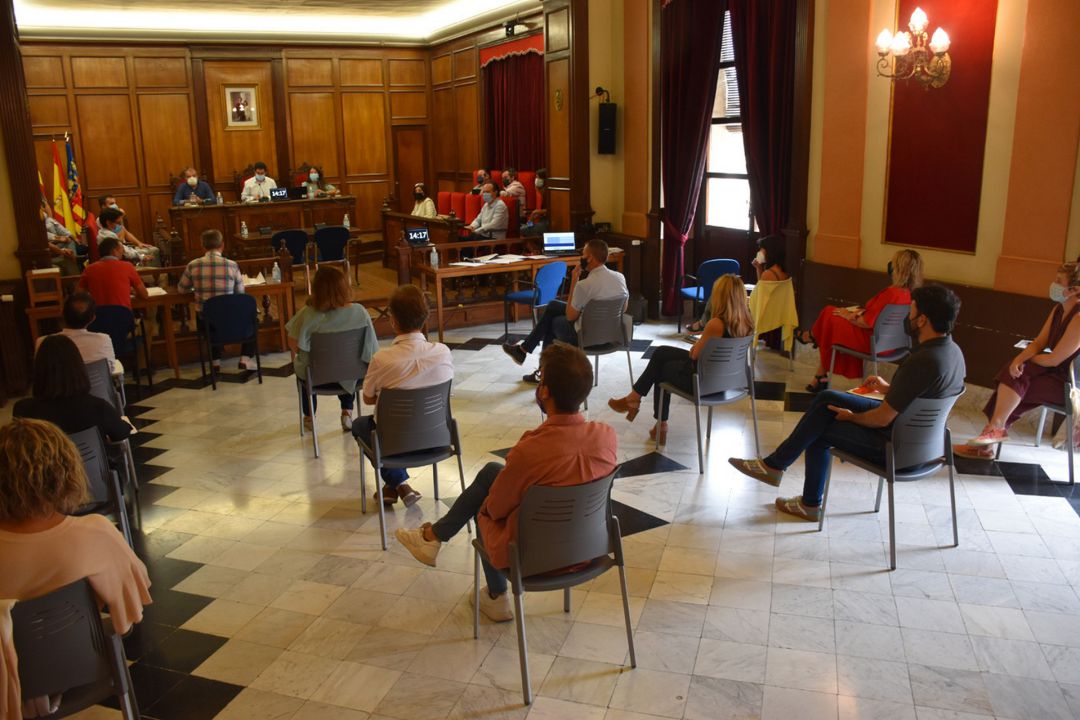 Diecinueve ediles han votado a favor y seis en contra de la concesión de la medalla de oro e hijo predilecto a Antoni Miró en el pleno extraordinario celebrado este martes. Diecinueve ediles han votado a favor y seis en contra de la concesión de la medalla de oro e hijo predilecto a Antoni Miró en el pleno extraordinario celebrado este martes.