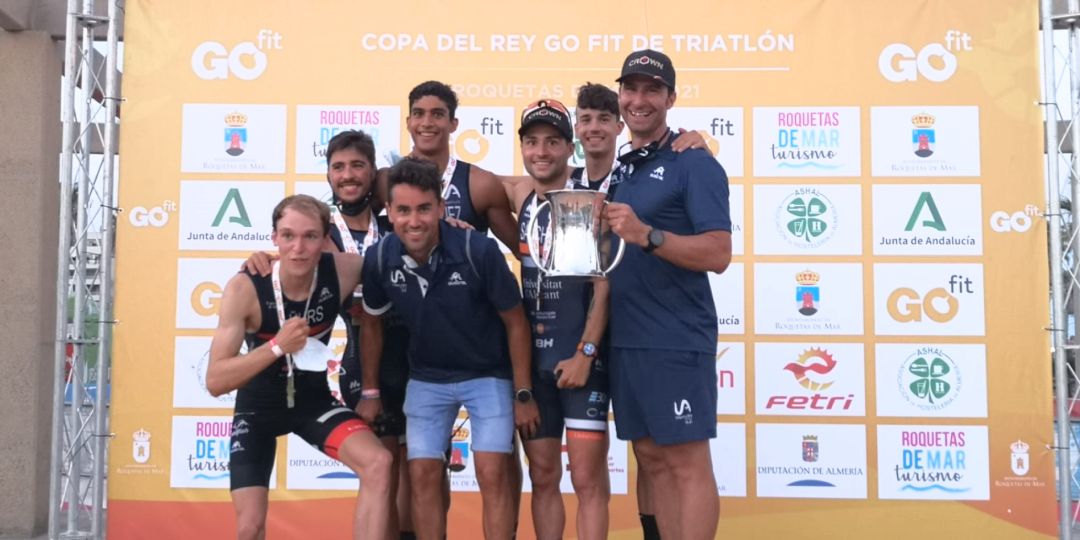 El equipo de la UA, en el podium El equipo de la UA, en el podium