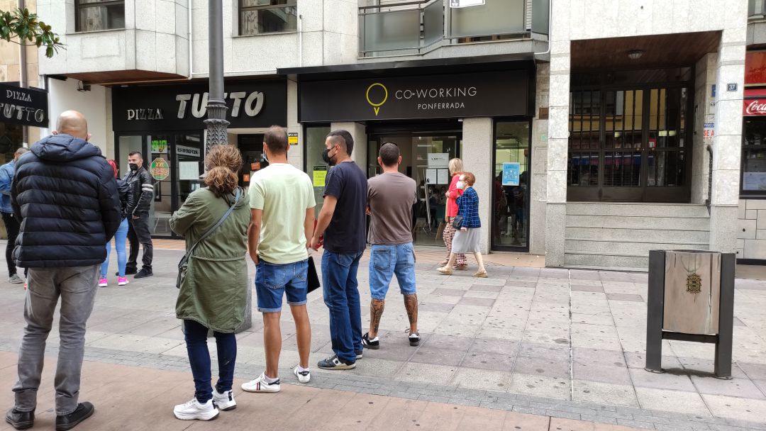 Extrabajadores de LM a la espera de información Extrabajadores de LM a la espera de información