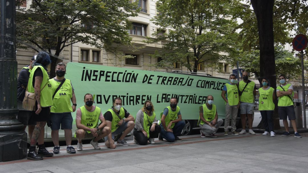 En defensa de sus reivindicaciones, la plantilla en huelga se ha vuelto a concentrar ante Inspección de Trabajo para denunciar "la connivencia" de este organismo con la dirección de Novaltia. En defensa de sus reivindicaciones, la plantilla en huelga se ha vuelto a concentrar ante Inspección de Trabajo para denunciar "la connivencia" de este organismo con la dirección de Novaltia.