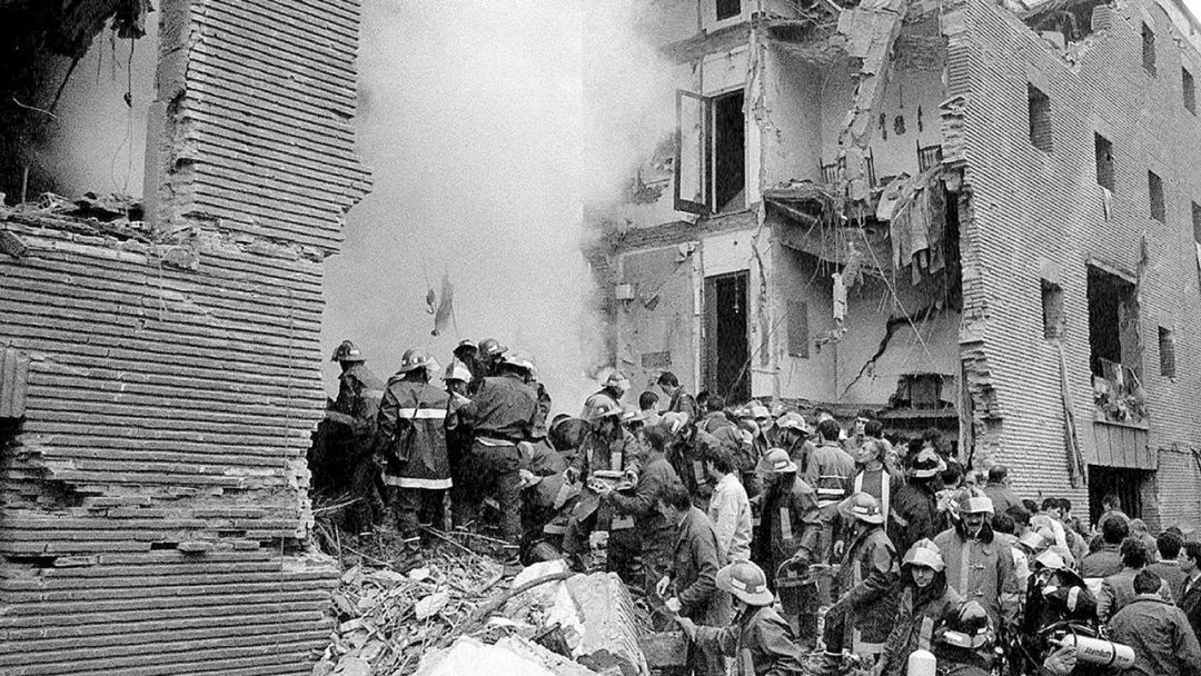 Atentado contra el cuartel de Zaragoza atribuido a Henri Parot Atentado contra el cuartel de Zaragoza atribuido a Henri Parot