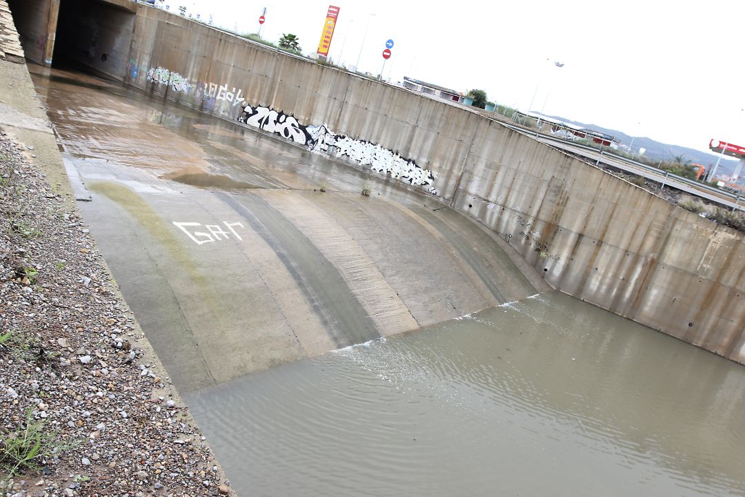 cauce del río seco tras unas lluvias cauce del río seco tras unas lluvias