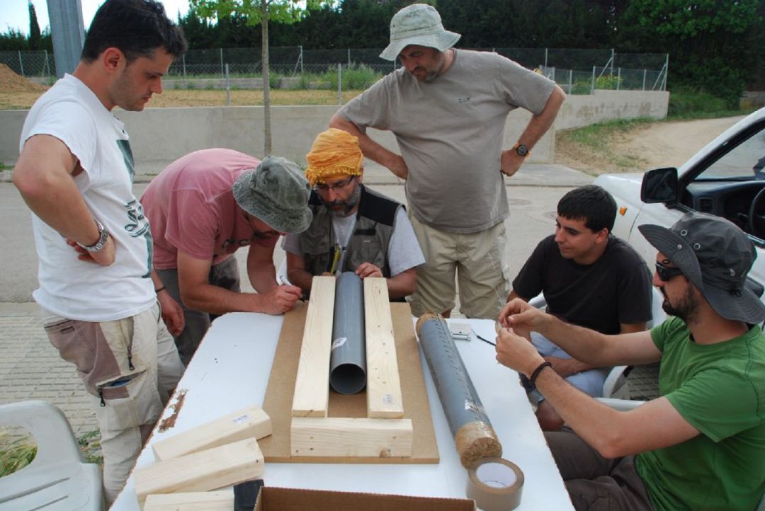 L'equip de sondeig a Caldes agafant mostres L'equip de sondeig a Caldes agafant mostres