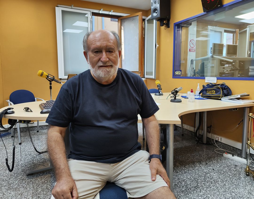 Juan Pérez Unquiles, en los estudios de Radio Granada Juan Pérez Unquiles, en los estudios de Radio Granada