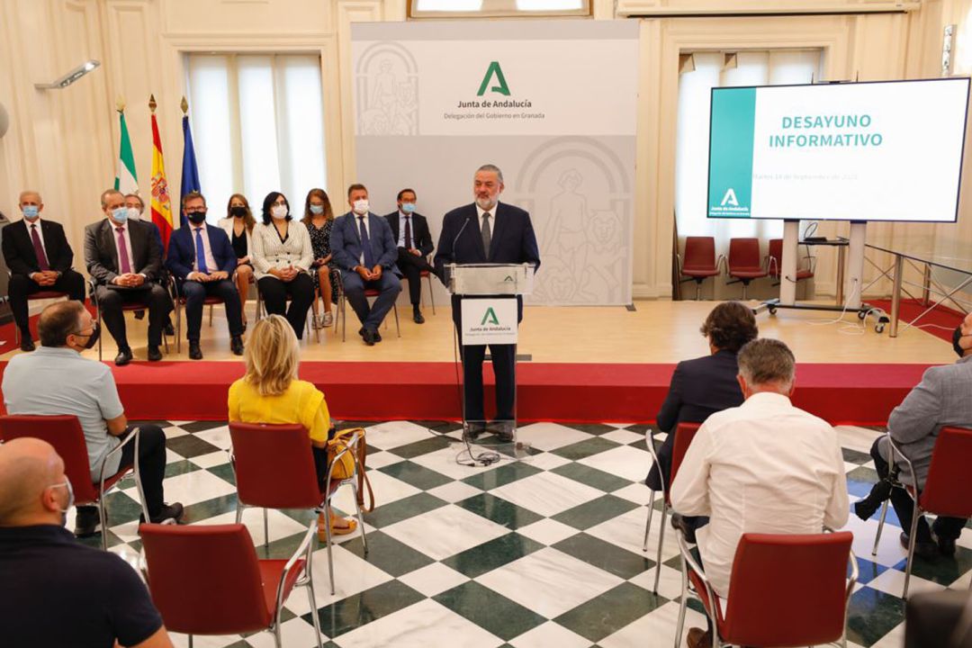 El delegado del Gobierno de la Junta de Andalucía en Granada, Pablo García, se dirige a los medios de comunicación (ante el resto de delegados) antes de compartir un desayuno de trabajo con los periodistas granadinos El delegado del Gobierno de la Junta de Andalucía en Granada, Pablo García, se dirige a los medios de comunicación (ante el resto de delegados) antes de compartir un desayuno de trabajo con los periodistas granadinos
