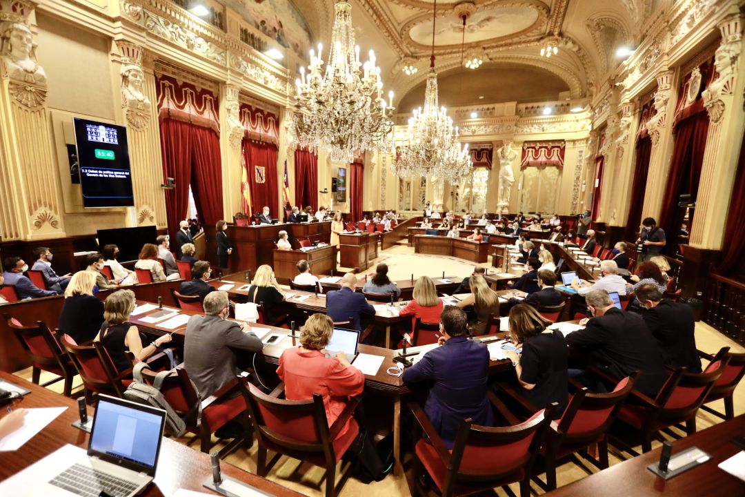 Un momento durante el Debate de Política General en el Parlament, donde la presidenta Francina Armengol ha detallado las ayudas repartidas hasta la fecha Un momento durante el Debate de Política General en el Parlament, donde la presidenta Francina Armengol ha detallado las ayudas repartidas hasta la fecha