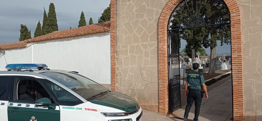 Cementerio de La Carolina, donde se produjo el robo. Cementerio de La Carolina, donde se produjo el robo.
