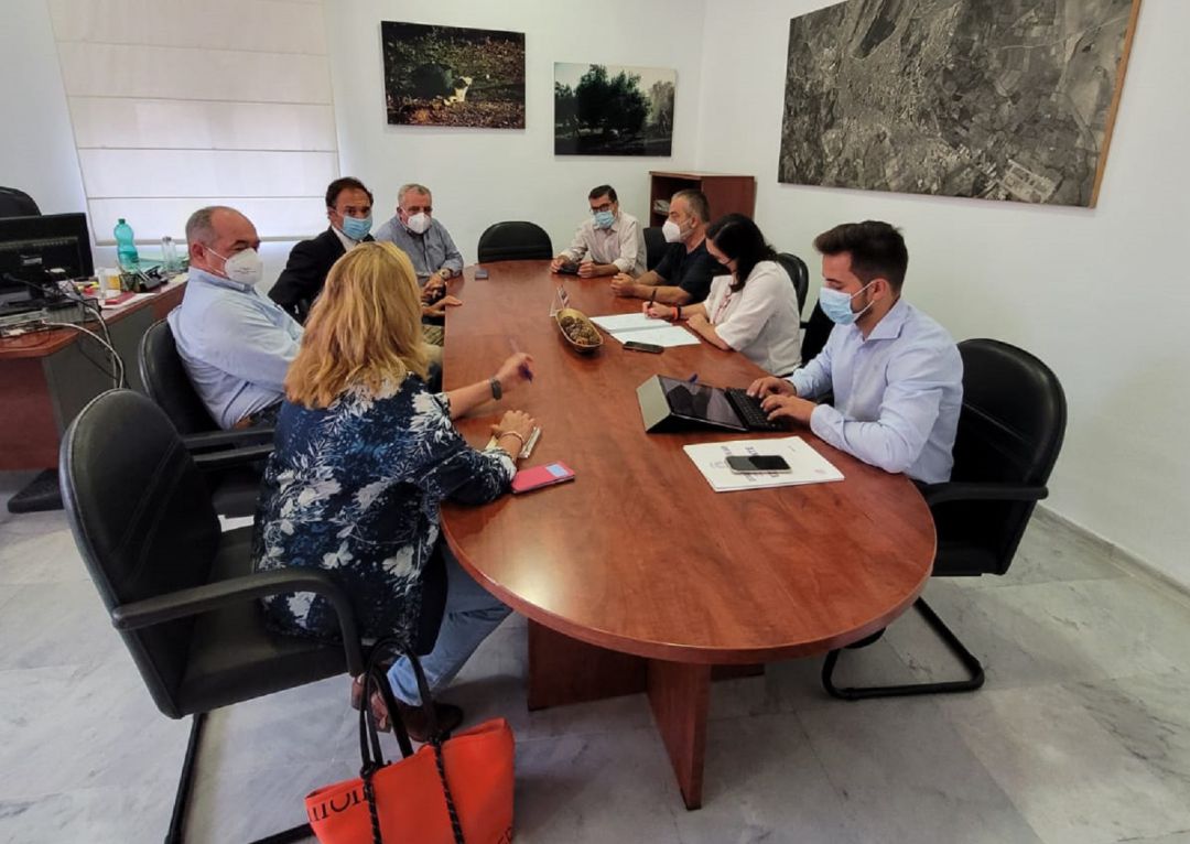 En la imagen, además de la edil María Orozco, aparecen Manuel Salido, de la Asociación de Telecomunicaciones; Mario Azañón, secretario general de la CEJ; Jesús Galiano, de Asproco; José María Segura, de ¡EA!; José Luis Pulgar de Adicae, y los técnicos de Comercio y Consumo Sofía Castillo y Javier Barranco En la imagen, además de la edil María Orozco, aparecen Manuel Salido, de la Asociación de Telecomunicaciones; Mario Azañón, secretario general de la CEJ; Jesús Galiano, de Asproco; José María Segura, de ¡EA!; José Luis Pulgar de Adicae, y los técnicos de Comercio y Consumo Sofía Castillo y Javier Barranco