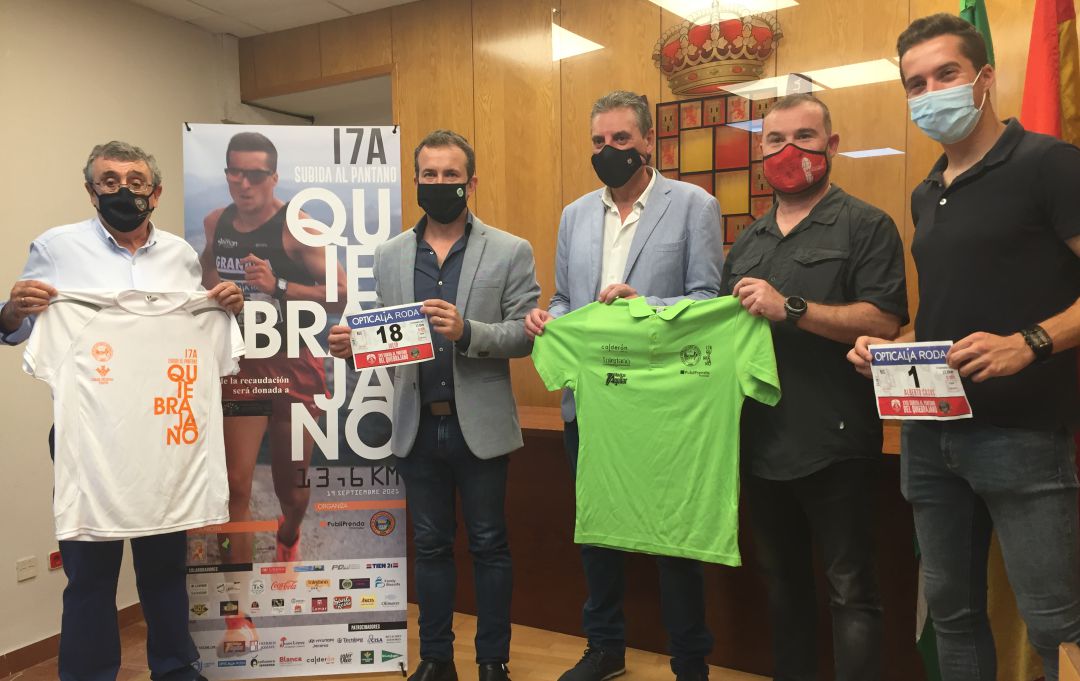 De izqda a dcha, el presidente del Club de Atletismo Quiebrajano, Felipe Cano; el alcalde de Jaén, Julio Millán, el diputado de Cultura y Deportes, Ángel Vera; el concejal de Deportes, Carlos Alberca, y el atleta Alberto Casas. De izqda a dcha, el presidente del Club de Atletismo Quiebrajano, Felipe Cano; el alcalde de Jaén, Julio Millán, el diputado de Cultura y Deportes, Ángel Vera; el concejal de Deportes, Carlos Alberca, y el atleta Alberto Casas.