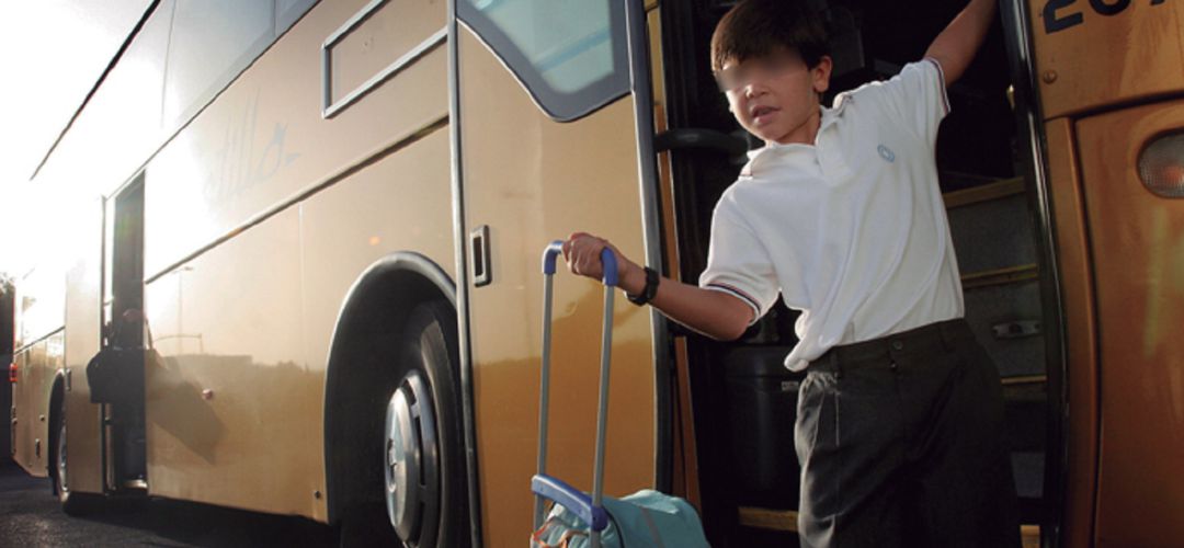 Niño bajando de un autobús escolar. Niño bajando de un autobús escolar.