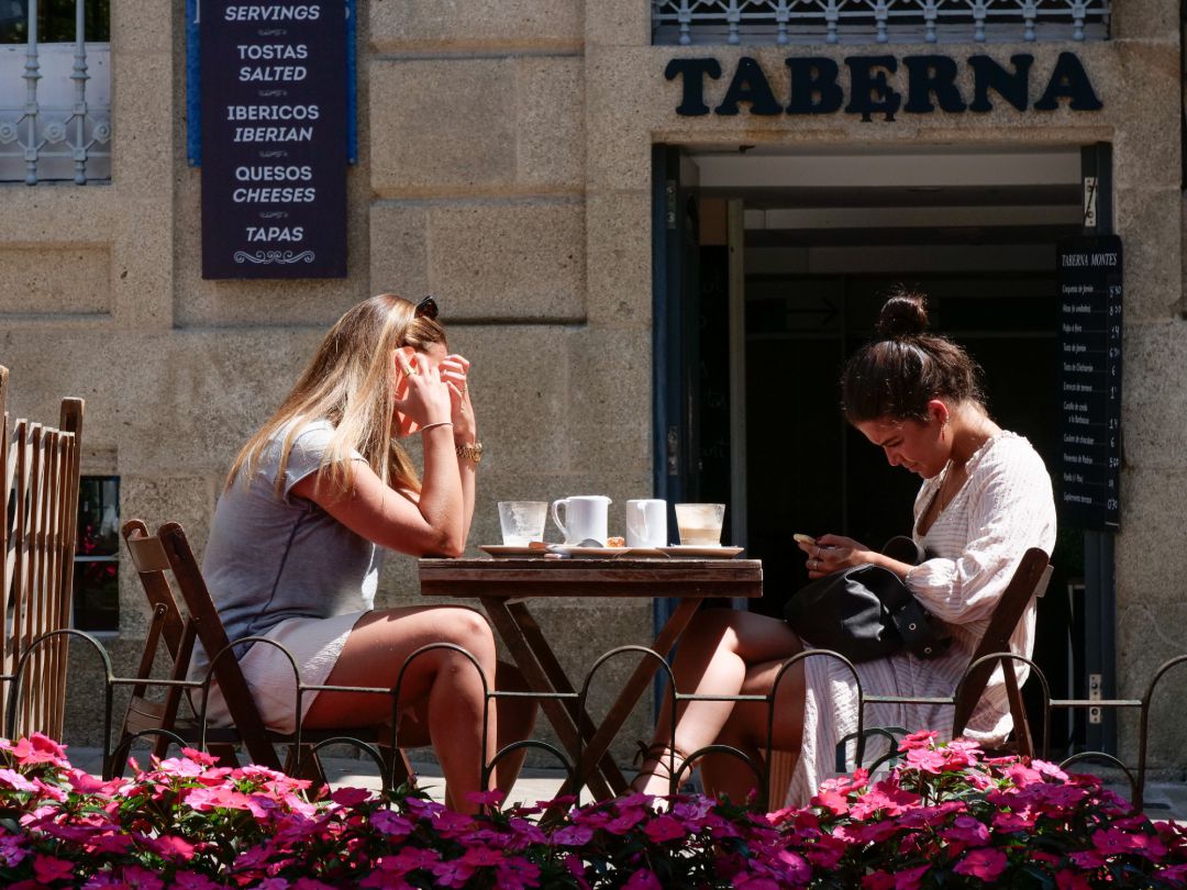 Dos mujeres en la terraza de un restaurante Dos mujeres en la terraza de un restaurante