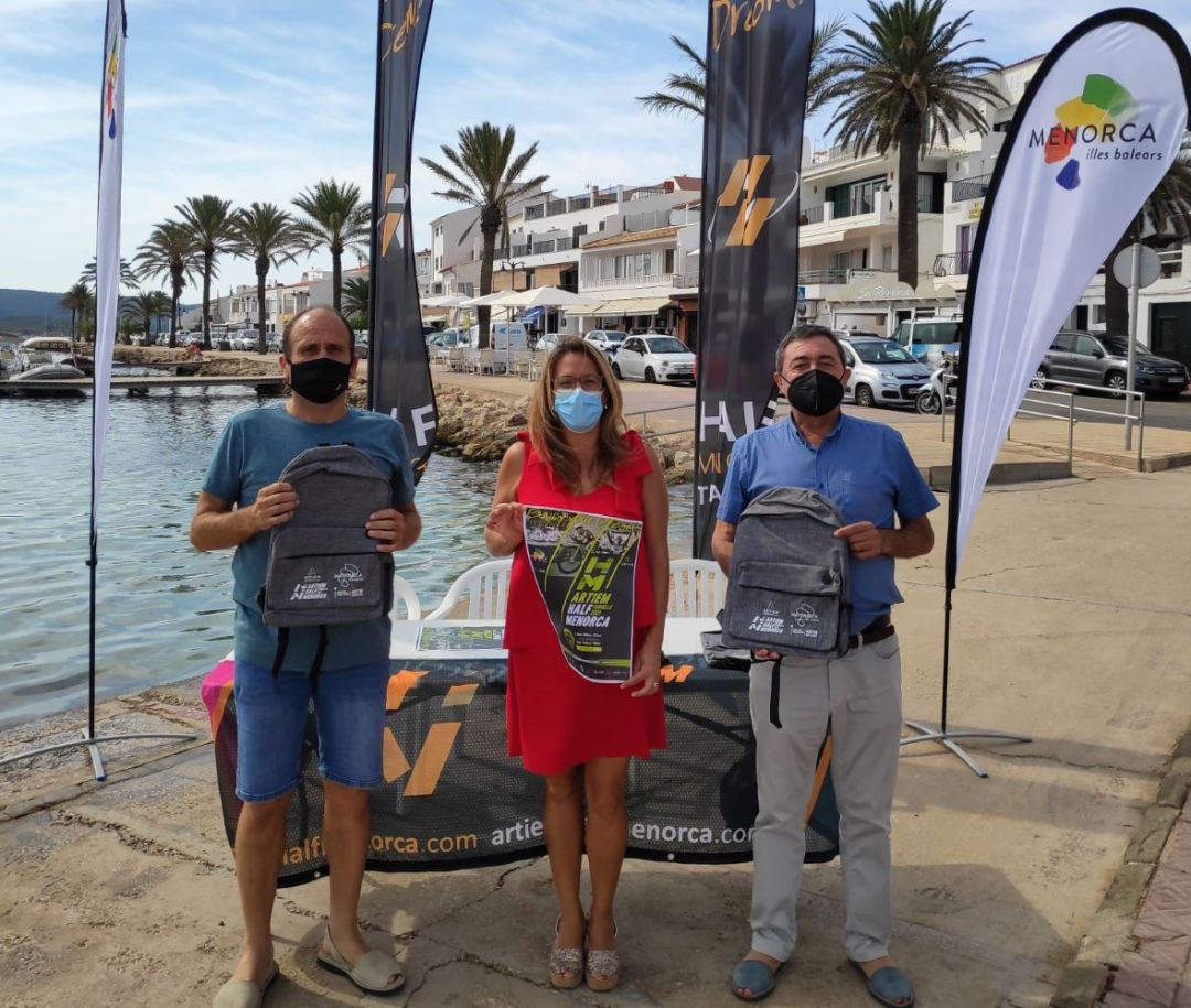 Diumenge es disputarà el triatló de Fornells que es va suspendre l'any passat. Diumenge es disputarà el triatló de Fornells que es va suspendre l'any passat.