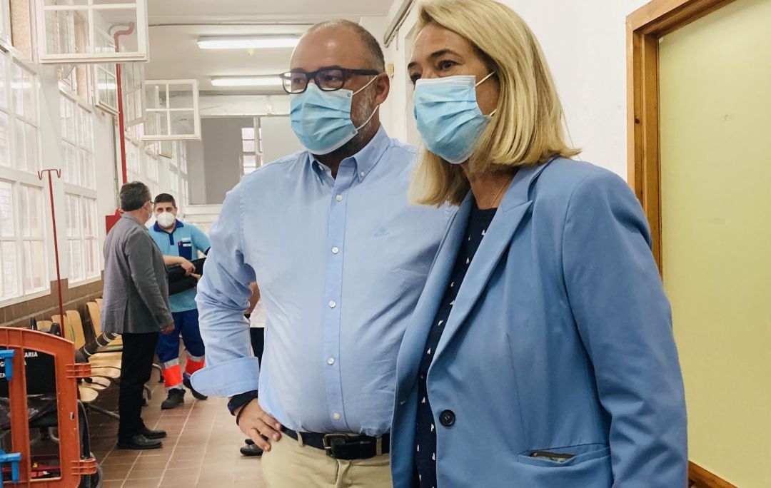 La alcaldesa de Motril, Luisa García, y el gerente del área sanitaria Sur de Granada, Antonio Cansino, asisten al cierre del pabellón municipal como centro de vacunación masiva La alcaldesa de Motril, Luisa García, y el gerente del área sanitaria Sur de Granada, Antonio Cansino, asisten al cierre del pabellón municipal como centro de vacunación masiva