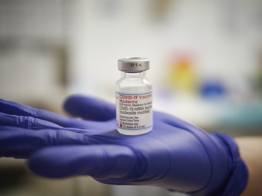 Una profesional sanitaria sostiene un vial de la vacuna de Moderna contra la Covid-19 Una profesional sanitaria sostiene un vial de la vacuna de Moderna contra la Covid-19