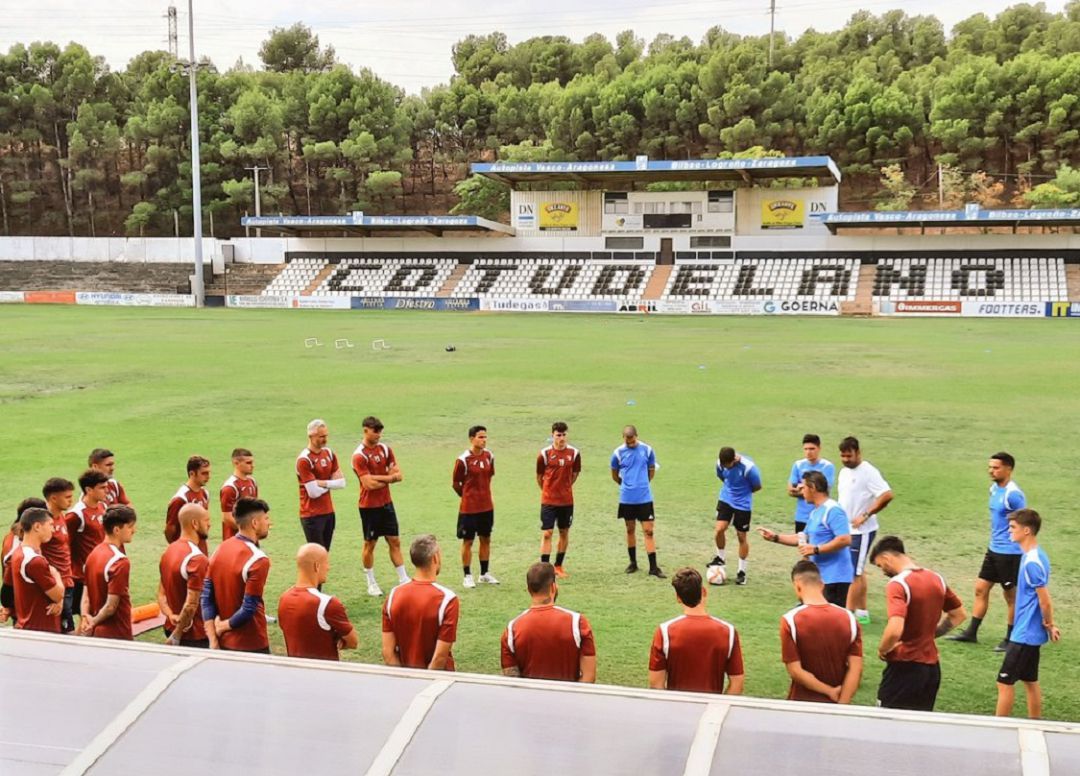 La plantilla del Tudelano en la previa de una sesión de entrenamiento esta temporada La plantilla del Tudelano en la previa de una sesión de entrenamiento esta temporada